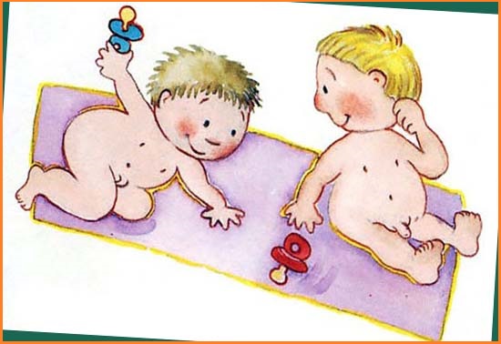 Ребенок ползает по полу Ребенок ползает по полу