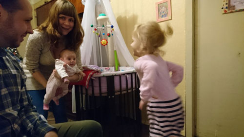 Взрослая женщина и ребенок