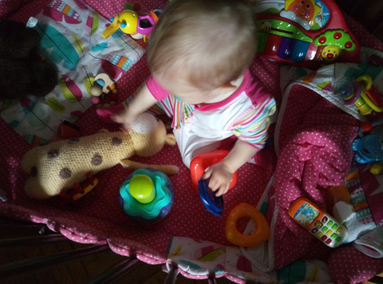 А у ребенка также дел невпроворот. 