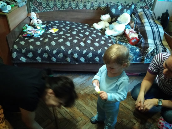 Так, бабушка, активнее работаем шваброй. Игрушка сама себя из-под кровати не достанет