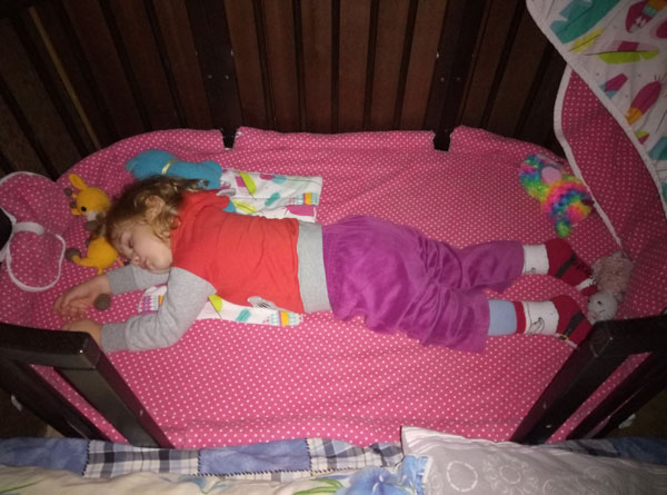 Ей бы еще спать и спать, но уже пора на работу в садик... Ей бы еще спать и спать, но уже пора на работу в садик...