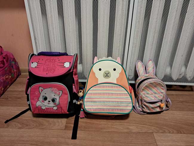 Рюкзак носить необязательно, но у нас их три